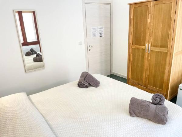 Big Fish Alghero Guesthouse : photo 1 de la chambre chambre double avec salle de bains privative extérieure
