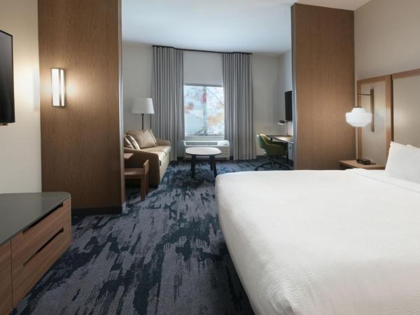 Fairfield by Marriott Inn & Suites Dallas East : photo 1 de la chambre suite lit king-size avec canapé-lit