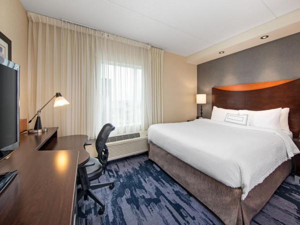 Fairfield Inn & Suites by Marriott Toronto Mississauga : photo 3 de la chambre suite lit king-size avec canapé-lit