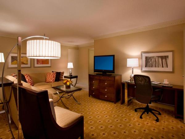 Toronto Airport Marriott Hotel : photo 3 de la chambre hospitality queen suite with sofa bed