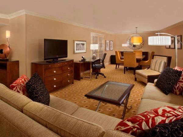 Toronto Airport Marriott Hotel : photo 5 de la chambre hospitality queen suite with sofa bed