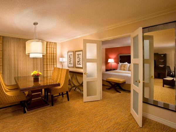 Toronto Airport Marriott Hotel : photo 3 de la chambre suite lit king-size présidentielle avec accès au salon concierge