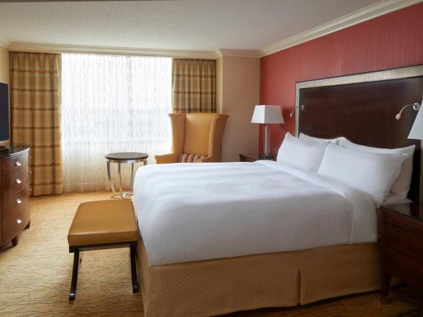 Toronto Airport Marriott Hotel : photo 4 de la chambre suite lit king-size présidentielle avec accès au salon concierge
