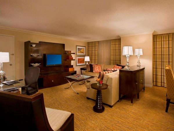 Toronto Airport Marriott Hotel : photo 2 de la chambre suite lit king-size présidentielle avec accès au salon concierge