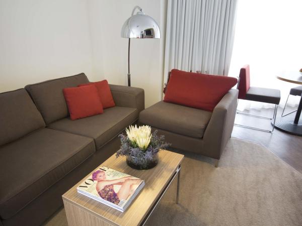 Novotel Sydney Olympic Park : photo 5 de la chambre suite supérieure avec 1 lit king-size et balcon