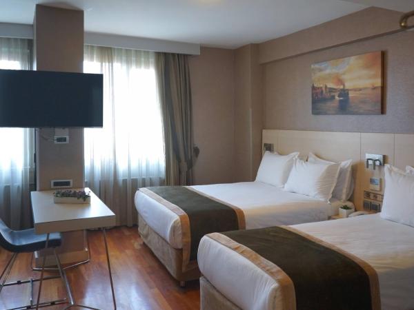 Hotel Troya : photo 1 de la chambre chambre familiale supérieure