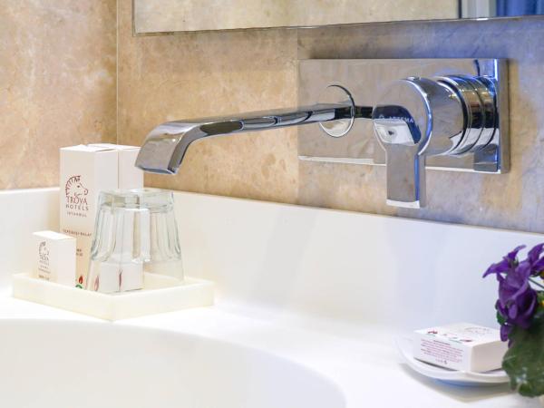 Hotel Troya : photo 9 de la chambre chambre familiale supérieure