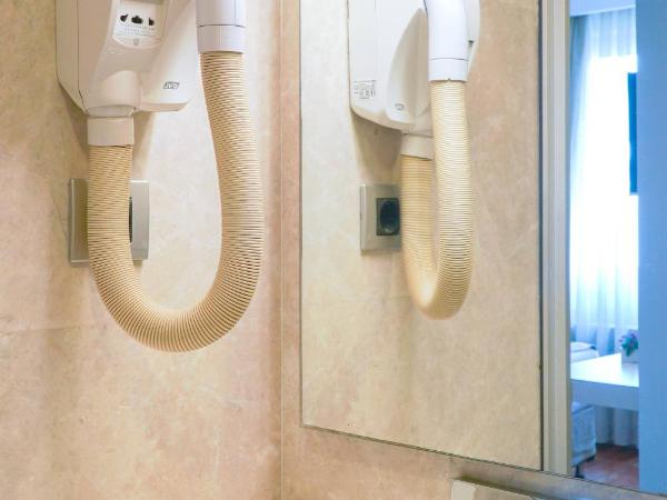 Hotel Troya : photo 6 de la chambre chambre familiale supérieure