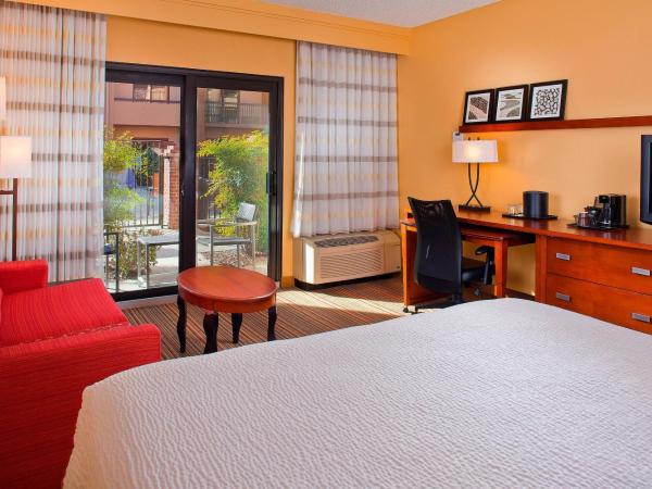 Courtyard by Marriott Orlando Airport : photo 1 de la chambre chambre lit king-size - vue sur cour