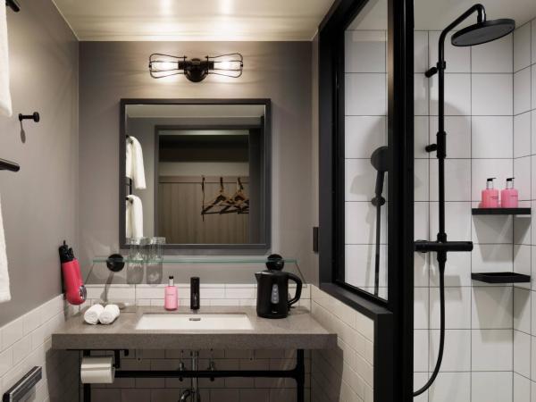 Moxy Osaka Shin Umeda : photo 5 de la chambre chambre lit queen-size standard - vue sur ville