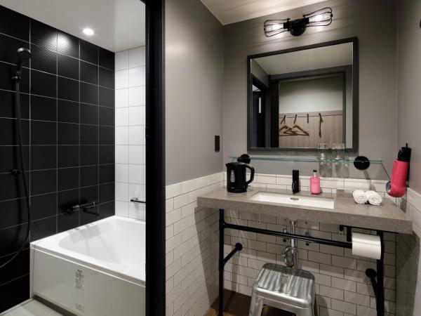 Moxy Osaka Shin Umeda : photo 4 de la chambre larger guest room, 1 queen, city view