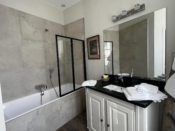N15 - Les Confidences - Chambres d'hôtes : photo 5 de la chambre chambre double deluxe avec baignoire