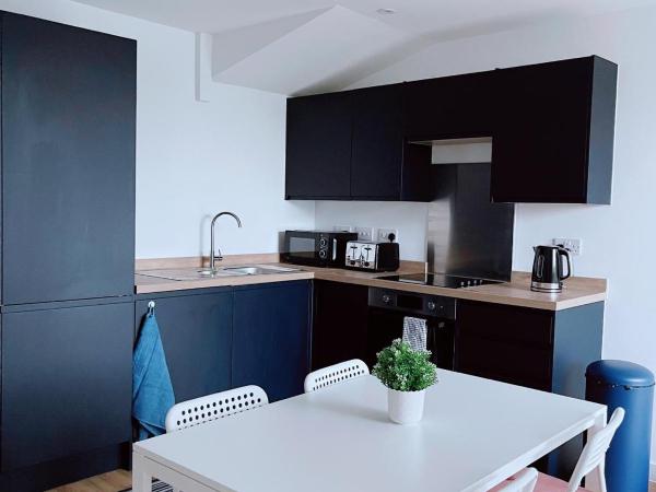 Modern House : photo 3 de la chambre chambre double avec salle de bains privative