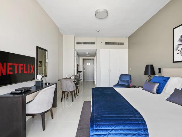 VayK - Chic Hotel-Style Studio in Damac Hills : photo 3 de la chambre appartement avec balcon