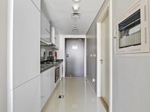 VayK - Chic Hotel-Style Studio in Damac Hills : photo 5 de la chambre appartement avec balcon