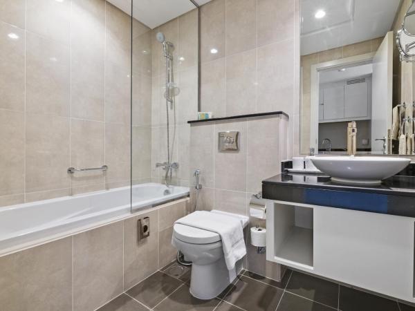 VayK - Chic Hotel-Style Studio in Damac Hills : photo 9 de la chambre appartement avec balcon