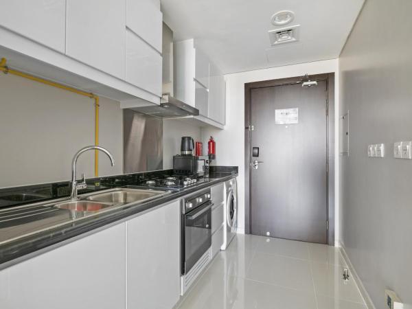 VayK - Chic Hotel-Style Studio in Damac Hills : photo 7 de la chambre appartement avec balcon