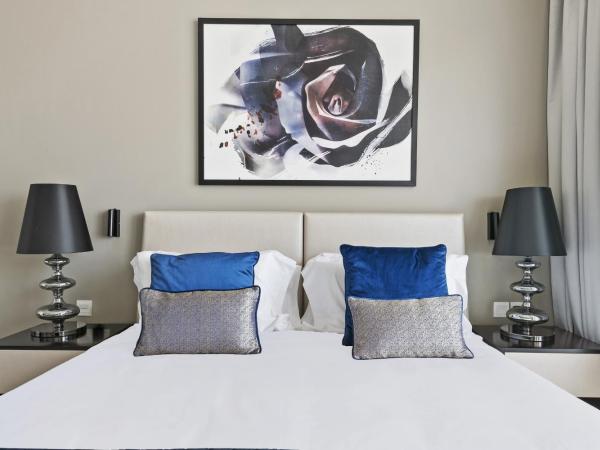 VayK - Chic Hotel-Style Studio in Damac Hills : photo 10 de la chambre appartement avec balcon