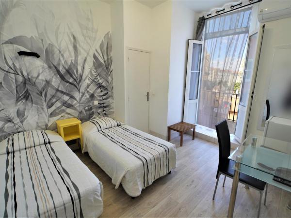 Hotel Cresp : photo 1 de la chambre chambre lits jumeaux avec balcon et vue sur la cour