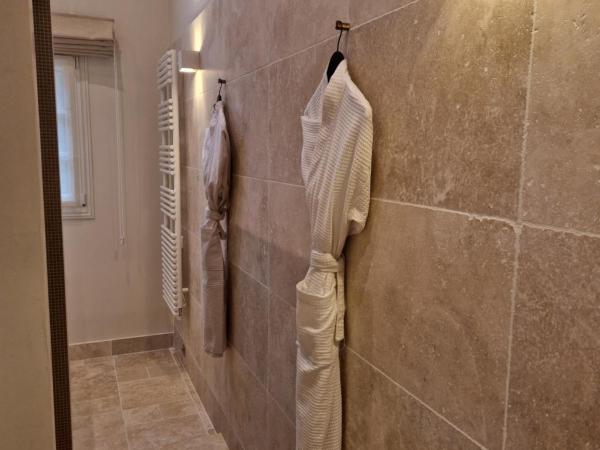 Au Moulin Saint Nicol - Honfleur : photo 5 de la chambre chambre 1 : suite junior climatisée - accès à la terrasse