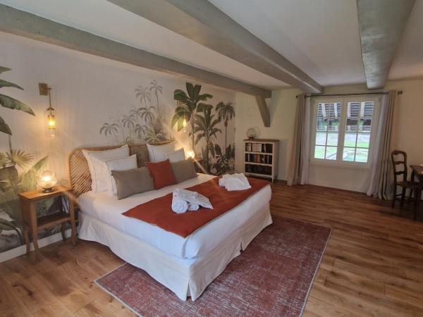 Au Moulin Saint Nicol - Honfleur : photo 2 de la chambre chambre 2 : chambre double deluxe avec douche et baignoire - vue sur jardin et fleuve