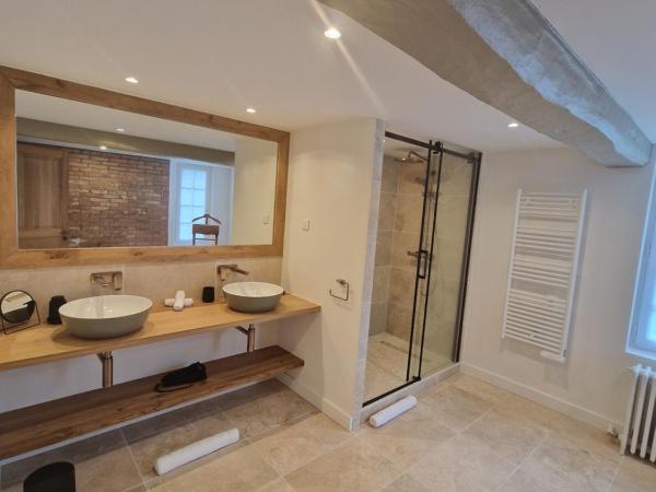 Au Moulin Saint Nicol - Honfleur : photo 3 de la chambre chambre 2 : chambre double deluxe avec douche et baignoire - vue sur jardin et fleuve