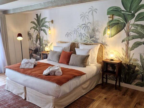 Au Moulin Saint Nicol - Honfleur : photo 6 de la chambre chambre 2 : chambre double deluxe avec douche et baignoire - vue sur jardin et fleuve