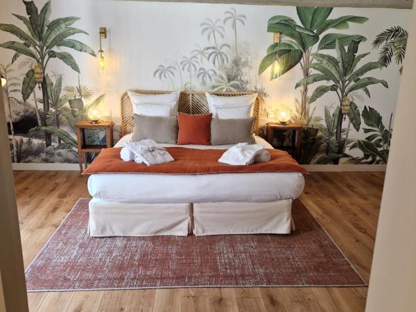 Au Moulin Saint Nicol - Honfleur : photo 5 de la chambre chambre 2 : chambre double deluxe avec douche et baignoire - vue sur jardin et fleuve