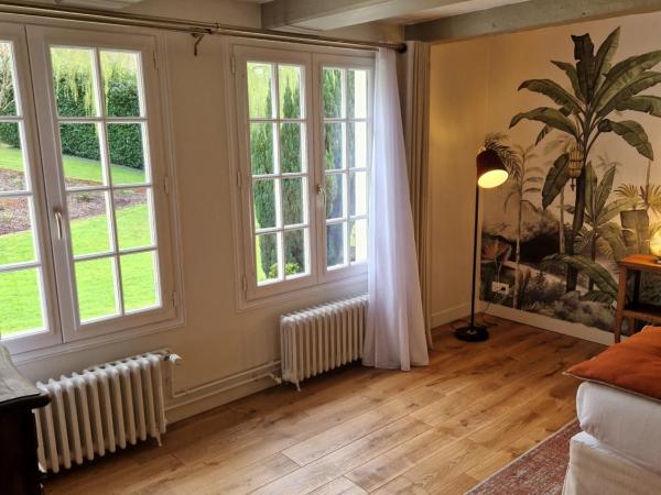 Au Moulin Saint Nicol - Honfleur : photo 10 de la chambre chambre 2 : chambre double deluxe avec douche et baignoire - vue sur jardin et fleuve