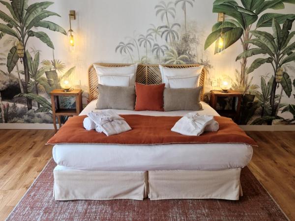 Au Moulin Saint Nicol - Honfleur : photo 1 de la chambre chambre 2 : chambre double deluxe avec douche et baignoire - vue sur jardin et fleuve