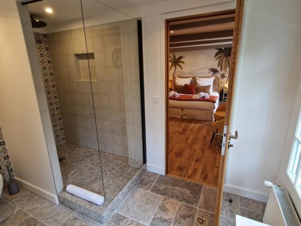 Au Moulin Saint Nicol - Honfleur : photo 5 de la chambre chambre 5 : chambre double avec douche - vue sur jardin
