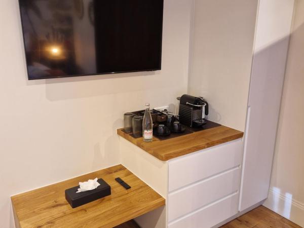 Au Moulin Saint Nicol - Honfleur : photo 4 de la chambre chambre 5 : chambre double avec douche - vue sur jardin