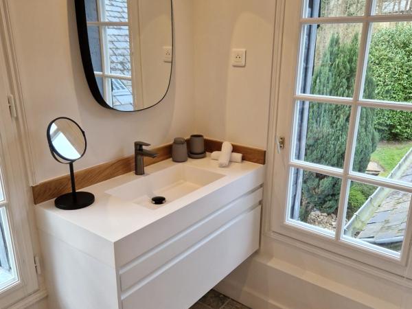 Au Moulin Saint Nicol - Honfleur : photo 7 de la chambre chambre 5 : chambre double avec douche - vue sur jardin