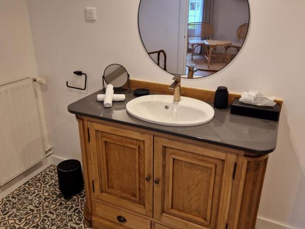 Au Moulin Saint Nicol - Honfleur : photo 8 de la chambre chambre 6 : chambre double confort avec douche - vue sur jardin