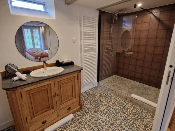 Au Moulin Saint Nicol - Honfleur : photo 5 de la chambre chambre 6 : chambre double confort avec douche - vue sur jardin