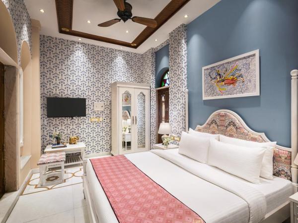 Haveli Dharampura - UNESCO awarded Boutique Heritage Hotel : photo 1 de la chambre jahan ara - golden haveli