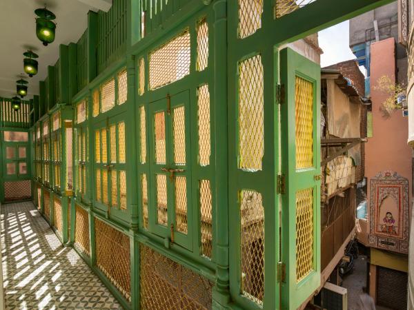 Haveli Dharampura - UNESCO awarded Boutique Heritage Hotel : photo 2 de la chambre jahan ara - golden haveli