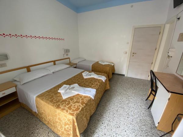 Hotel Nanni Garnì : photo 3 de la chambre chambre triple avec balcon