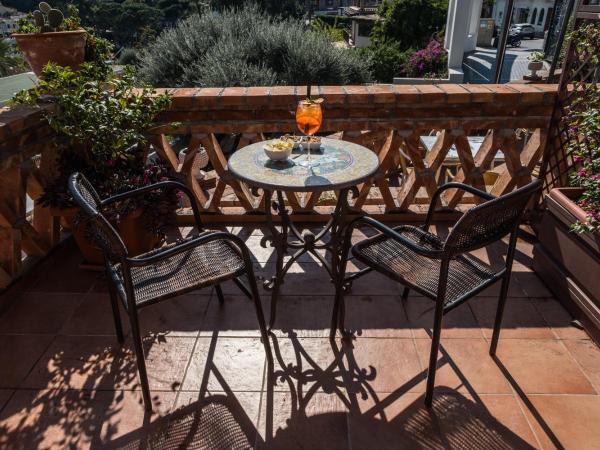 Hotel Villino Gallodoro : photo 5 de la chambre chambre double ou lits jumeaux supérieure avec terrasse – vue sur mer