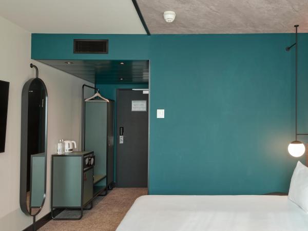 Novotel Bern Expo : photo 4 de la chambre chambre lit queen-size supérieure avec canapé