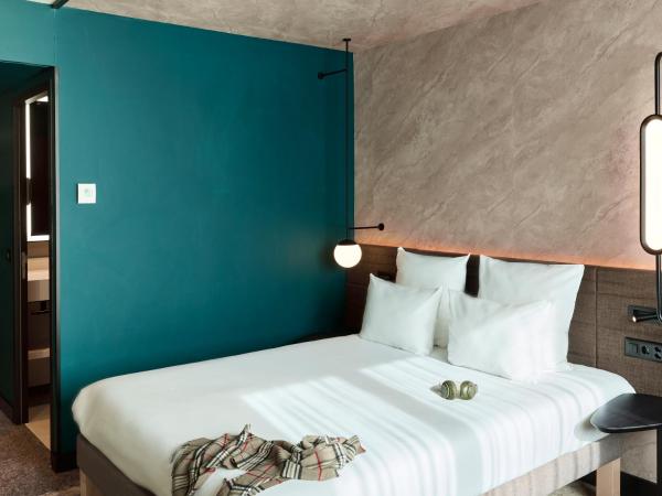 Novotel Bern Expo : photo 3 de la chambre chambre lit queen-size supérieure avec canapé