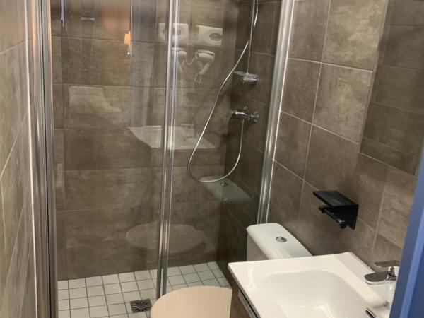 Hôtel Du Cheval Blanc Barcelonnette : photo 9 de la chambre chambre familiale