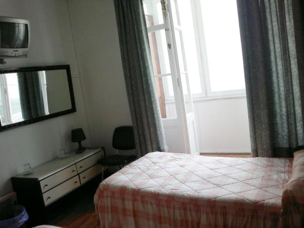 Pension Martinez : photo 4 de la chambre chambre lits jumeaux avec salle de bains commune