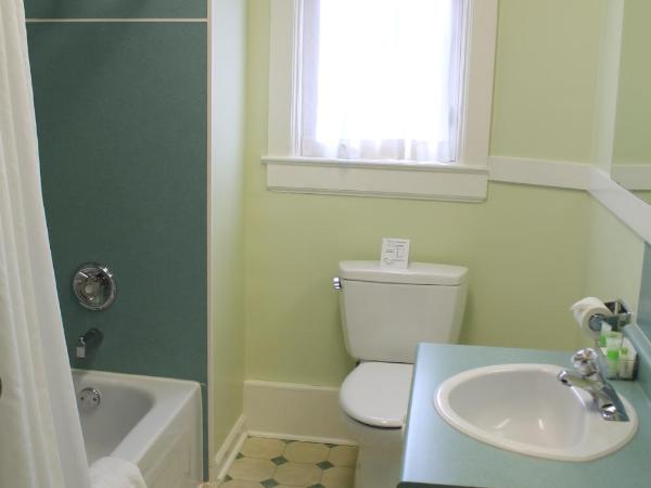 James Bay Inn Hotel, Suites & Cottage : photo 7 de la chambre suite - vue sur jardin