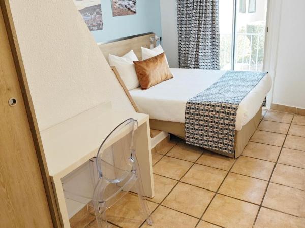 HOTEL DES CALANQUES : photo 7 de la chambre chambre double avec balcon