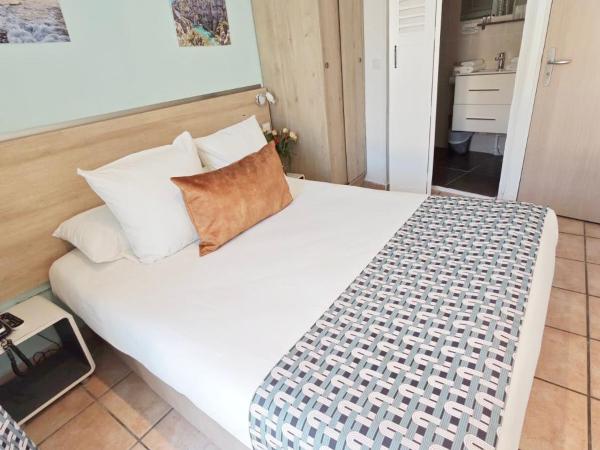 HOTEL DES CALANQUES : photo 3 de la chambre chambre double - vue sur jardin