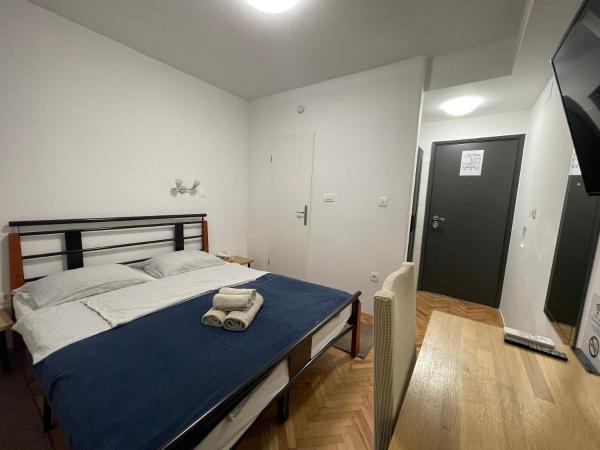 m-blok : photo 2 de la chambre chambre double avec salle de bains privative