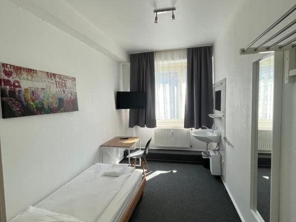 Hotel Schwarzer Bär : photo 4 de la chambre chambre simple avec salle de bains commune