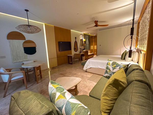 Haven Riviera Cancun - All Inclusive - Adults Only : photo 2 de la chambre suite junior club sérénité avec lit king-size et accès directe à la piscine - vue partielle sur océan.