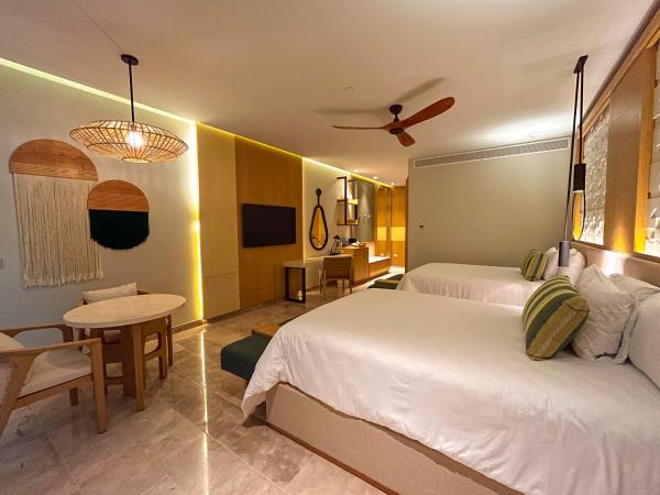 Haven Riviera Cancun - All Inclusive - Adults Only : photo 4 de la chambre suite junior club sérénité avec 2 lit queen-size et accès directe à la piscine - vue partielle sur océan.